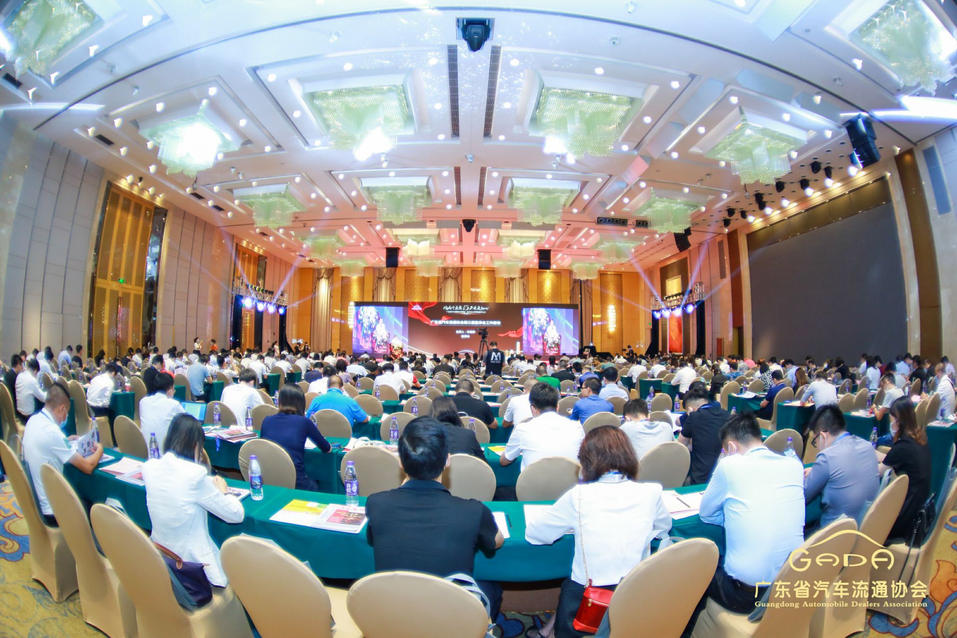 喜报丨Z6·尊龙凯时「中国」官方网站“包揽”省汽车流通行业颁奖礼53项大奖(图1)