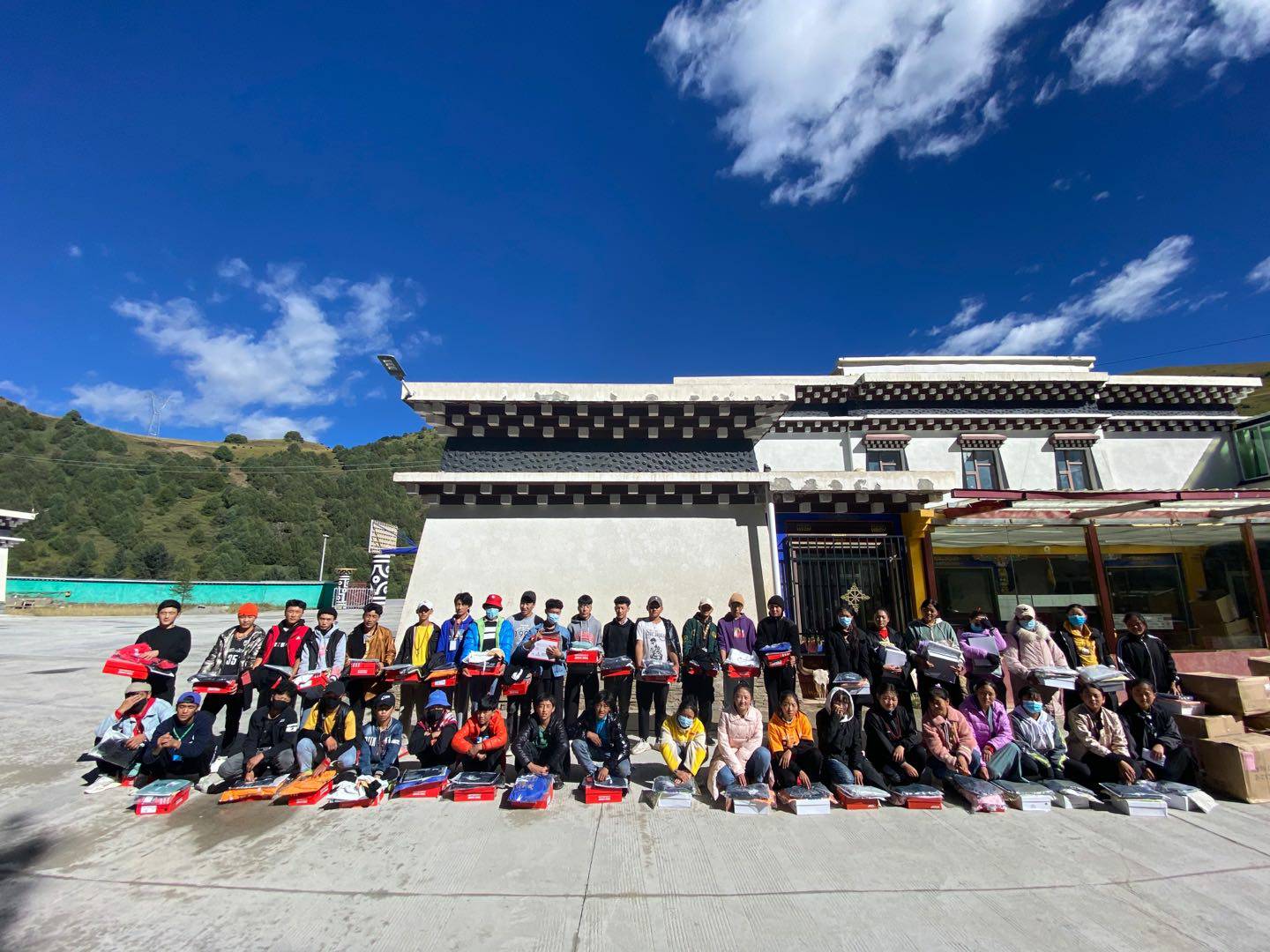 Z6·尊龙凯时「中国」官方网站公益回顾丨家国同欢月同圆 温暖满载甘孜州(图8)