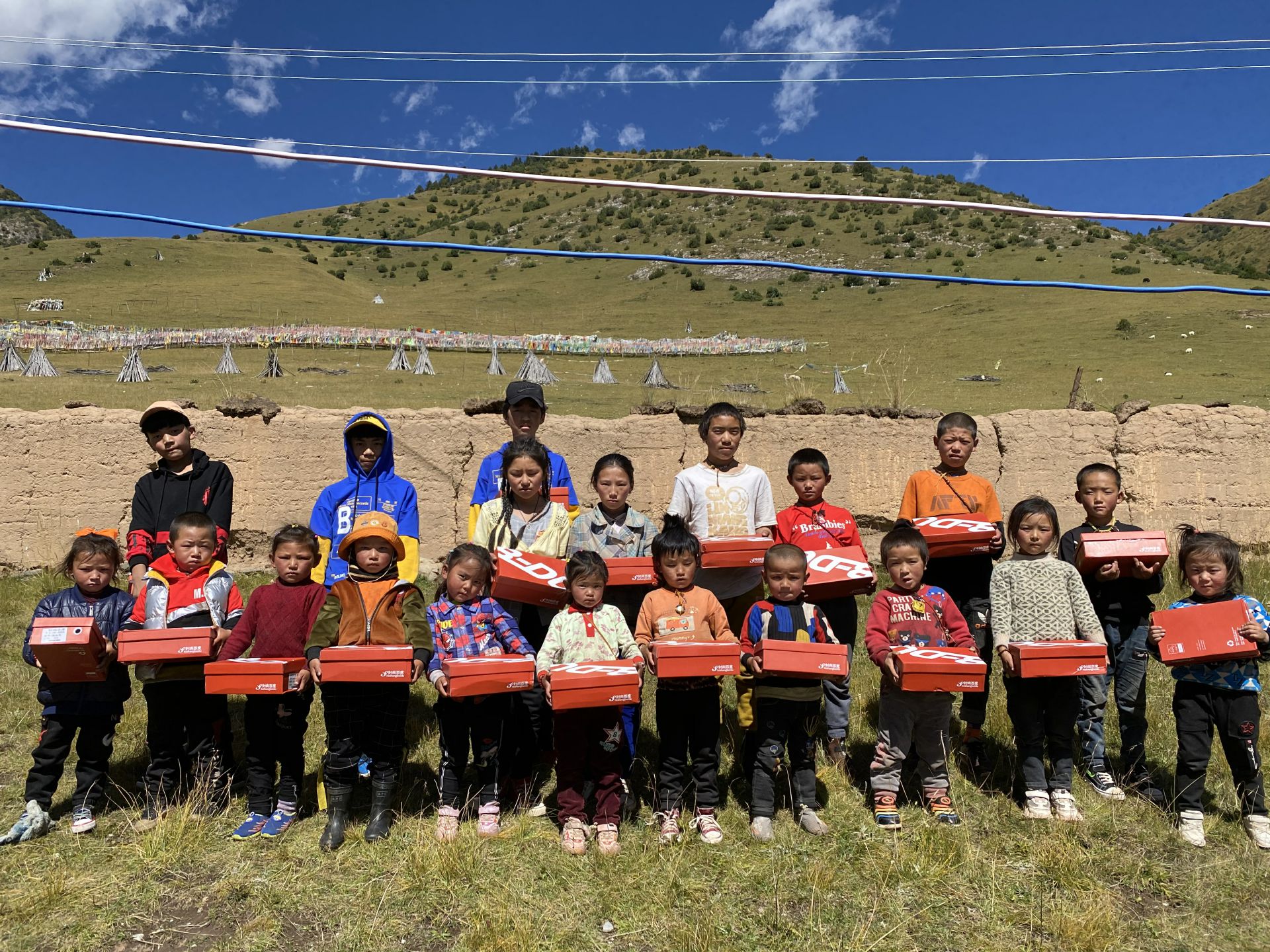 Z6·尊龙凯时「中国」官方网站公益回顾丨家国同欢月同圆 温暖满载甘孜州(图13)